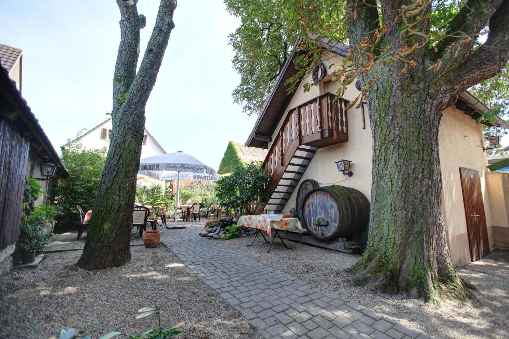 盖斯特豪斯兹姆赫尔斯恩酒店 Oberrimsingen 外观 照片