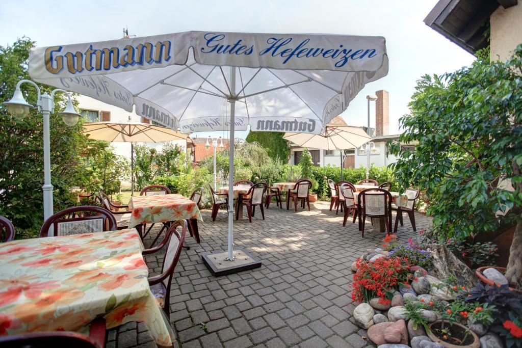 盖斯特豪斯兹姆赫尔斯恩酒店 Oberrimsingen 外观 照片